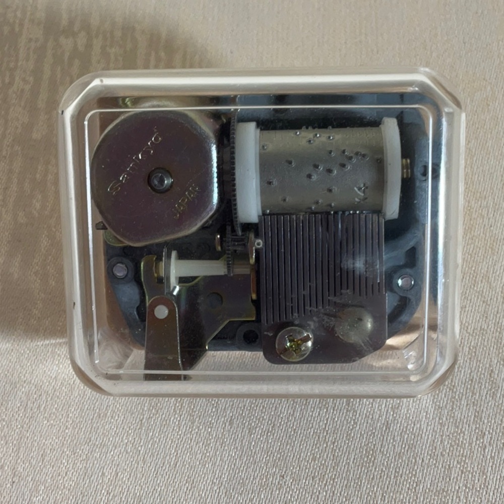 Sankyo Music Box with Key-Feelings
